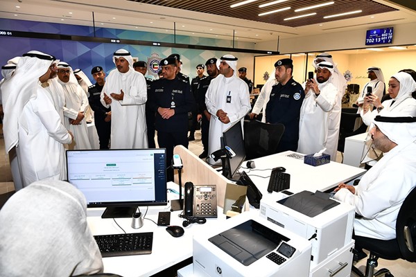 بالفيديو.. محافظ الأحمدي ووكيل وزارة الداخلية يفتتحان مركز خدمة المواطن في الخيران مول