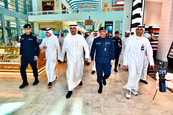 بالفيديو.. محافظ الأحمدي ووكيل وزارة الداخلية يفتتحان مركز خدمة المواطن في الخيران مول