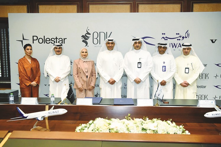 عبدالوهاب الشطي ومشعل الصفران في صورة جماعية مع إداريي الكويتية وBNK Automotive