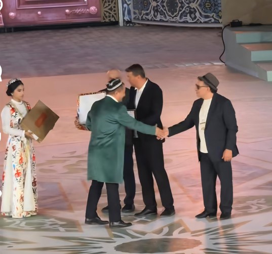 د. عامر جعفر يكرم أحد المشاركين في فن المقام