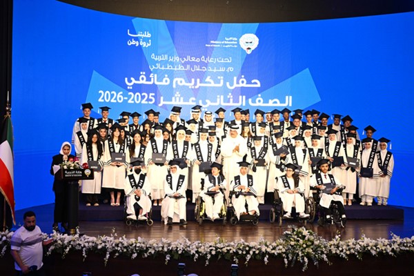 وزير التربية م. سيد جلال الطبطبائي متوسطا الطلبة الفائقين في الصف الثاني عشر 	(ريليش كومار)