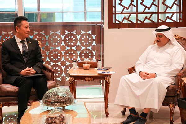 وزير العدل المستشار ناصر السميط مع سفير جمهورية الصين الشعبية لدى الكويت يانغ شين