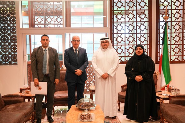 وزير العدل المستشار ناصر السميط ووكيل الوزارة عواطف السندمع سفير المملكة المغربية لدى الكويت علي ابن عيسى
