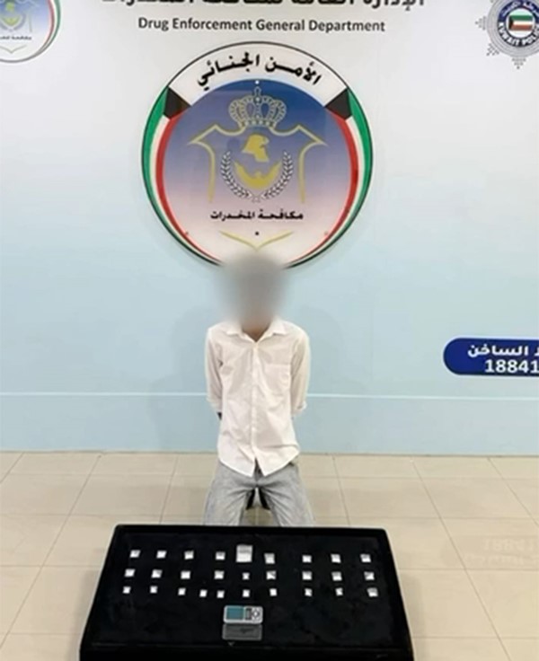 بالفيديو.. ضبط 10 متهمين بمؤثرات عقلية ومخدرات وحصيلة بيع وأحدهم اصطدم بمركبات «المكافحة» أثناء ضبطه متلبساً