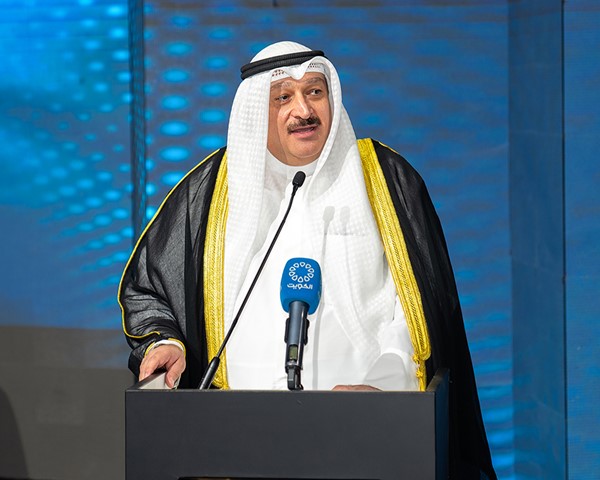وزير الصحة د.أحمد العوضي متحدثاً للأطباء الخريجين