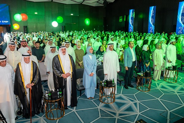 الحضور وقوفاً للنشيد الوطني في بداية الحفل