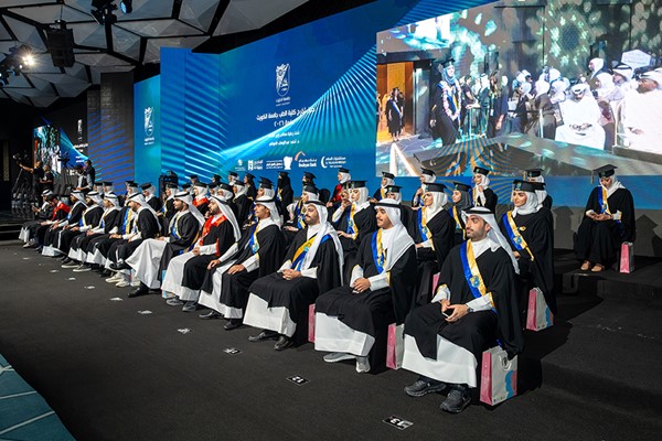 عدد من الطلبة الخريجين خلال الحفل