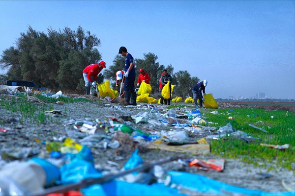 جانب من أعمال تنظيف الشواطئ من المخلفات البلاستيكية