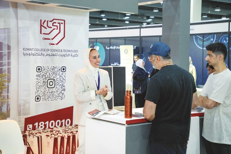 كلية الكويت للعلوم والتكنولوجيا (KCST) تشارك في معرض «اختار تخصصك صح» لتوجيه الطلبة أكاديمياً