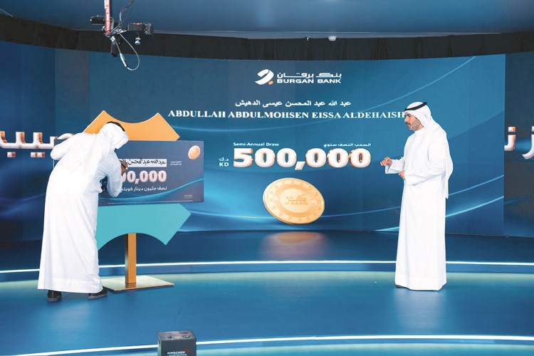 كتابة اسم الفائز على شيك بقيمة 500 ألف دينار