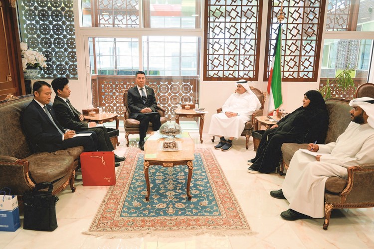 وزير العدل المستشار ناصر السميط ووكيل وزارة العدل عواطف السند مع سفير الصين يانغ شين
