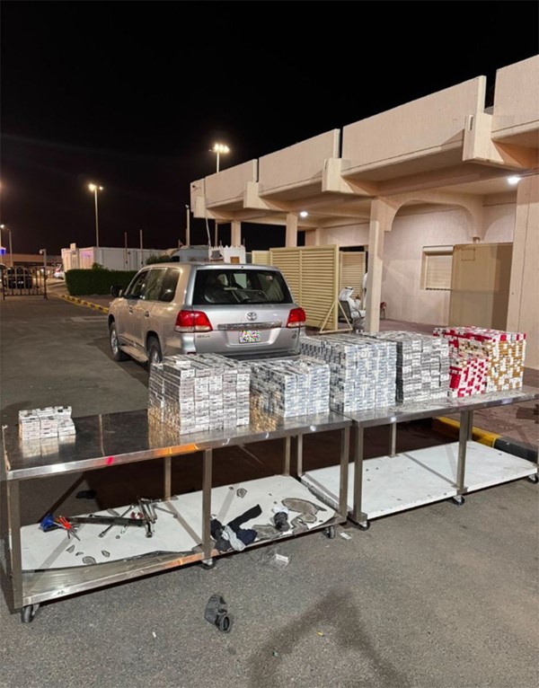 بالفيديو..  إحباط محاولة تهريب 481 كرز سجائر داخل مركبة في «النويصيب»