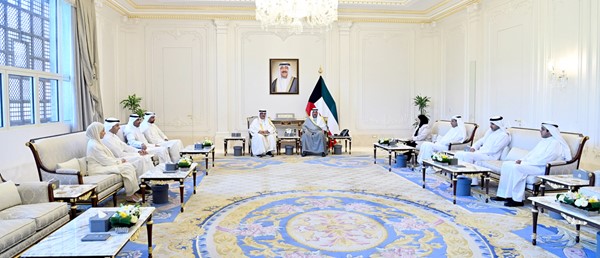 سمو ولي العهد الشيخ صباح الخالد مستقبلا وزير التربية م. سيد جلال الطبطبائي بحضور وكيل الوزارة د.خالد الرشيد والوكيل المساعد للشؤون التعليمية م.حمد الحمد والوكيل المساعد للشؤون الفنية والإدارية م.محمد الخالدي والمدير العام للخدمات التعليمية المساندة مريم العنزي والمدير العام للتطوير والتنمية حمد الهولي ومدير إدارة العلاقات العامة والإعلام التربوي أروى العيار