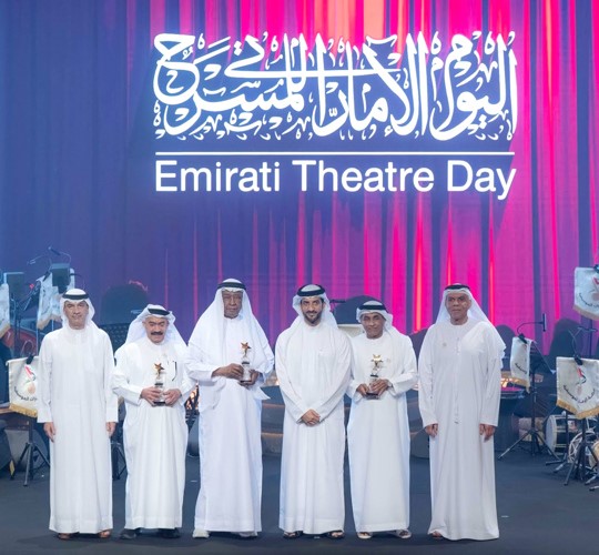 سمو الشيخ سلطان بن أحمد القاسمي وإسماعيل عبدالله في لقطة جماعية مع المكرمين الموسيقار عيد الفرج والممثل سعيد عبدالعزيز ومصمم الإضاءة طالب الصوري
