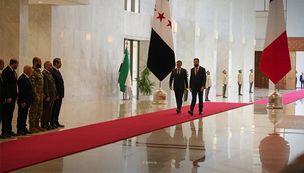 الرئيس السوري أحمد الشرع يستقبل نظيره الفرنسي إيمانويل ماكرون في قصر الشعب