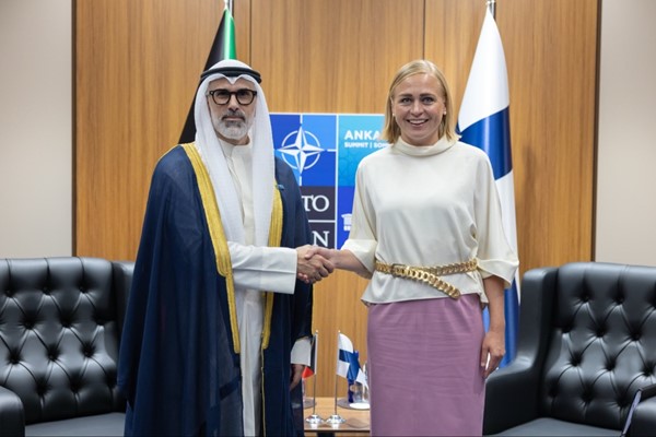 وزير الخارجية الشيخ جراح جابر الأحمد الصباح مع وزيرة خارجية فنلندا إلينا فالتونن