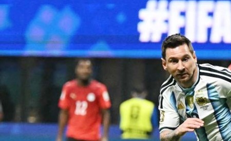 الأرجنتين تواصل حملة الدفاع عن اللقب بانتصار صعب على «الفراعنة»