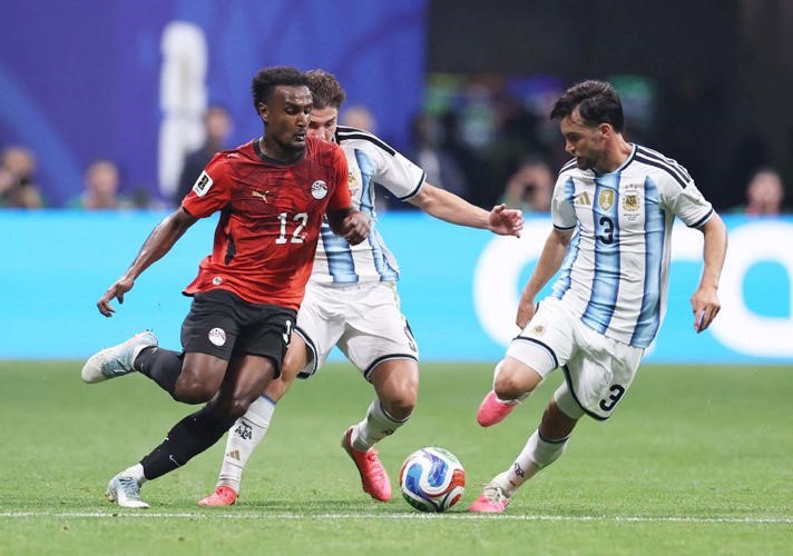 الأرجنتين تواصل حملة الدفاع عن لقبها.. ومصر تودّع المونديال بعد أداء بطولي