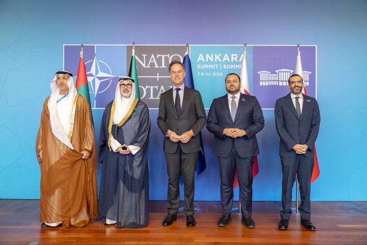 وزير الخارجية الشيخ جراح الجابر والأمين العام لحلف شمال الأطلسي الناتو مارك روته على هامش الاجتماع مع ممثلي دول مبادرة إسطنبول للتعاون