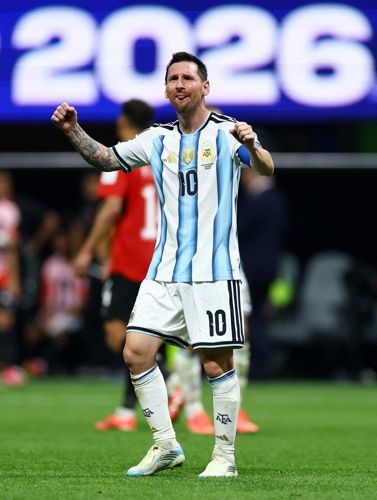 بكاء ميسي فرحًا بعد الفوز الصعب على مصر في كأس العالم