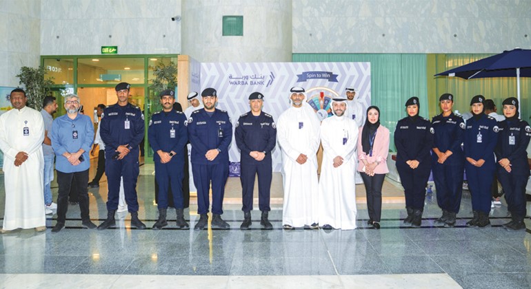 جانب من موظفي وزارة الداخلية وبنك وربة في الجناح الذي استمر لمدة يومين