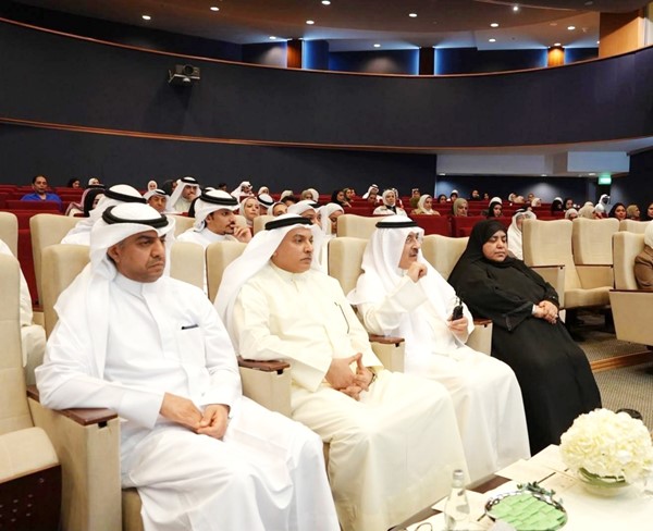  رئيس الإدارة العامة للجمارك يوسف النويف ونائب رئيس الإدارة العامة للجمارك لشؤون المنافذ والبحث والتحري الجمركي صالح العمر حضرا الندوة 