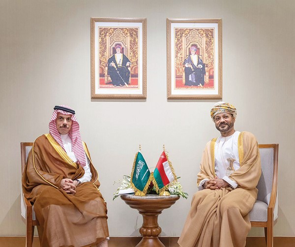 صاحب السمو الأمير فيصل بن فرحان وزير الخارجية السعودي خلال اجتماعه بوزير خارجية سلطنة عمان بدر البوسعيدي في مسقط (واس)