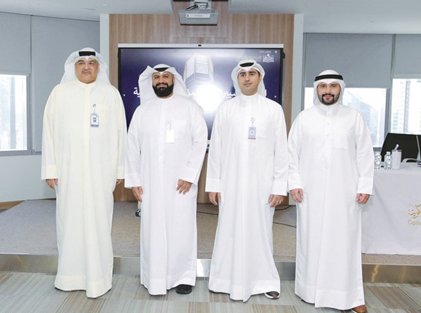 عبدالعزيز البدر في لقطة جماعية مع عدد من قيادات بوبيان أثناء البرنامج التدريبي