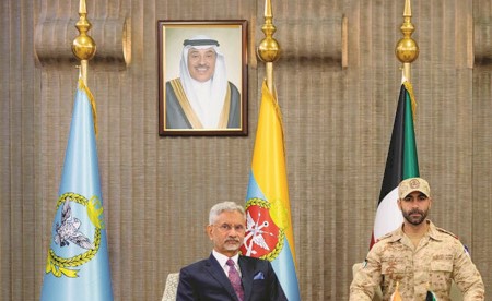 وزير الدفاع بحث مع وزير الشؤون الخارجية الهندي سبل دعم وتطوير التعاون الثنائي في مختلف المجالات