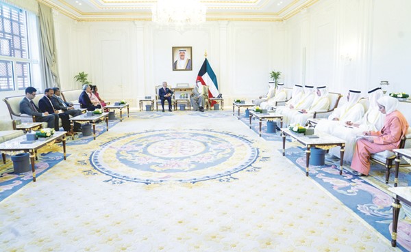 سمو ولي العهد الشيخ صباح الخالد خلال استقباله وزير الشؤون الخارجية في الهند د. أس جايشانكار والوفد المرافق بحضور رئيس ديوان سمو ولي العهد الشيخ ثامر الجابر ووزير الخارجية الشيخ جراح الجابر