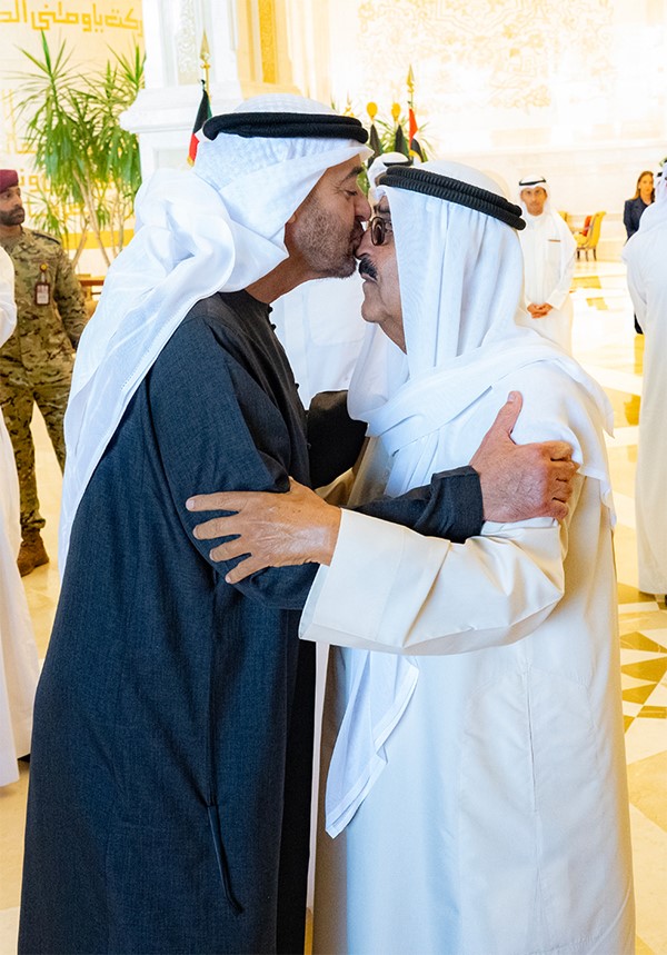 الأمير ورئيس دولة الإمارات: تعزيز وحدة الصف ومسيرة مجلس التعاون الخليجي