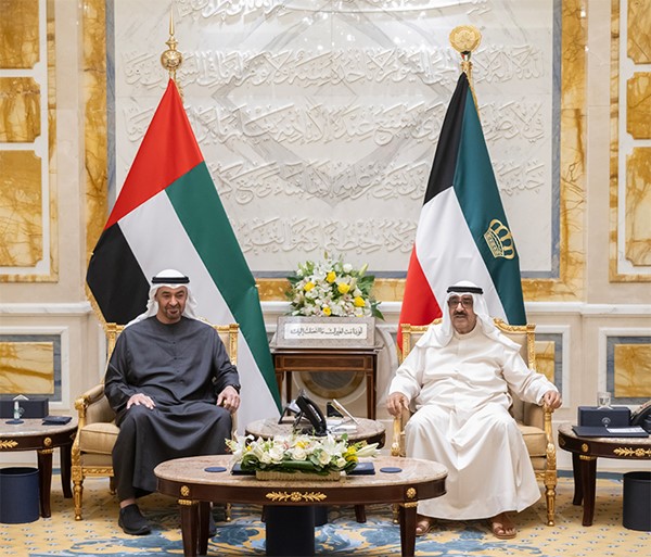 الأمير ورئيس دولة الإمارات: تعزيز وحدة الصف ومسيرة مجلس التعاون الخليجي