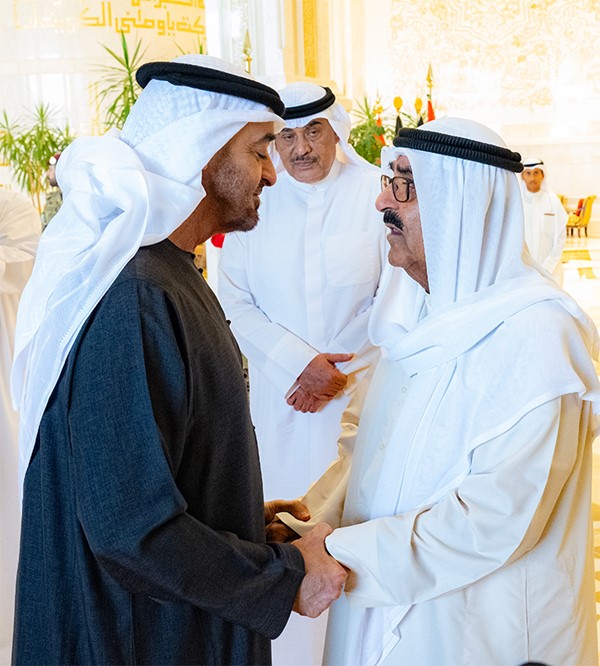 الأمير ورئيس دولة الإمارات: تعزيز وحدة الصف ومسيرة مجلس التعاون الخليجي