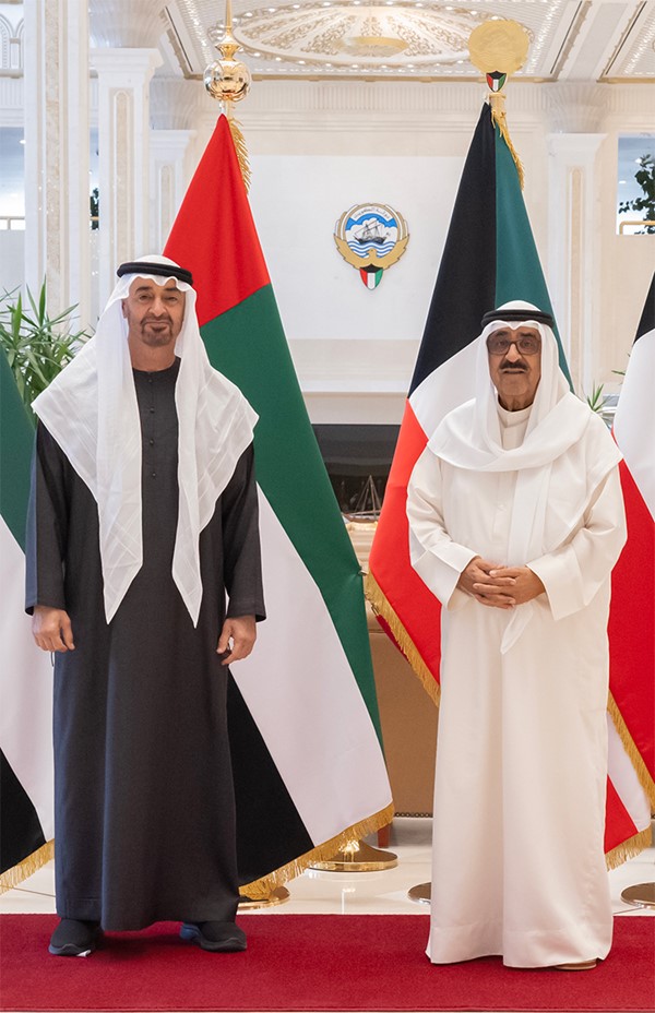 الأمير ورئيس دولة الإمارات: تعزيز وحدة الصف ومسيرة مجلس التعاون الخليجي
