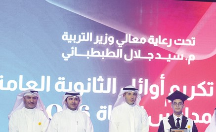 بالفيديو.. مدارس النجاة تكرم أوائل الثانوية العامة.. 11 طالباً وطالبة يحققون نسبة 100%