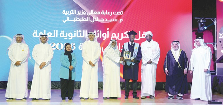 الوكيل المساعد للشؤون التعليمية بوزارة التربية م.حمد الحمد ومدير عام الإدارة العامة للتعليم الخاص بالإنابة مريم العنزي ورئيس مجلس إدارة جمعية النجاة فيصل الزامل ونائب رئيس مجلس الإدارة د.رشيد الحمد وسفير السودان عوض الكريم الريح بله وقيادات النجاة خلال حفل التكريم