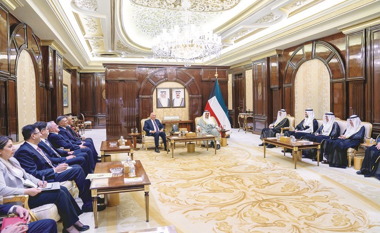 رئيس الوزراء بحث مع وزير الخارجية العراقي سبل حفظ الأمن وترسيخ السلام والاستقرار في المنطقة