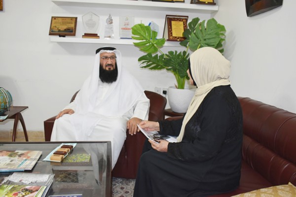 د.بسام الشطي يتحدث للزميلة ليلى الشافعي