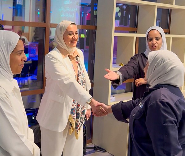 مدير عام الهيئة العامة لشؤون القصر علياء الصقر خلال البرنامج التعليمي في المركز العلمي