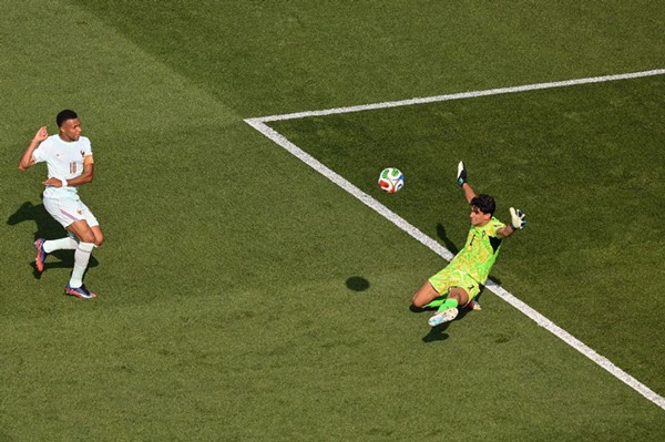 فرنسا تتجاوز المغرب وتبلغ نصف نهائي كأس العالم