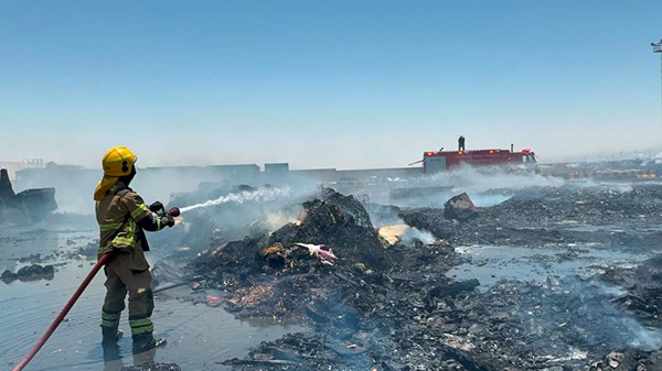فرق الإطفاء تسيطر على حريق مصنع لتدوير النفايات في منطقة ميناء عبدالله