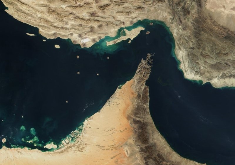 مسؤولون أميركيون واشنطن تطالب إيران بإصدار بيان علني تتعهد فيه بالتوقف عن إطلاق النار على السفن في مضيق هرمز
