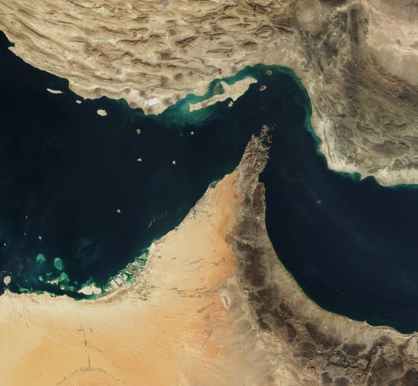 مسؤولون أميركيون: واشنطن تطالب إيران بإصدار بيان علني تتعهد فيه بالتوقف عن إطلاق النار على السفن في مضيق هرمز