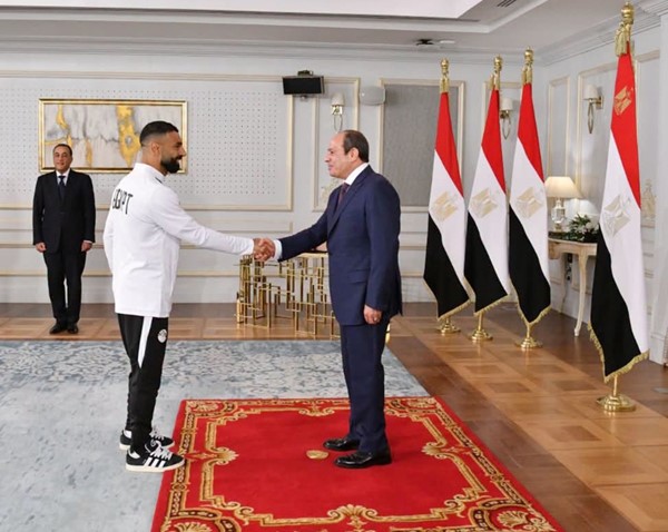  الرئيس المصري عبدالفتاح السيسي مستقبلا قائد المنتخب المصري محمد صلاح