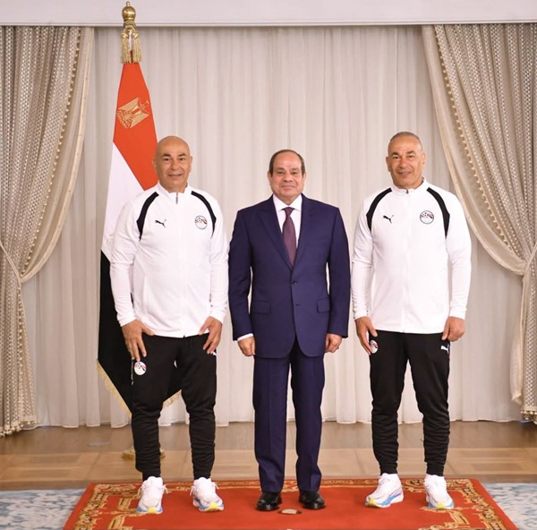  الرئيس المصري عبدالفتاح السيسي متوسطا حسام وإبراهيم حسن 