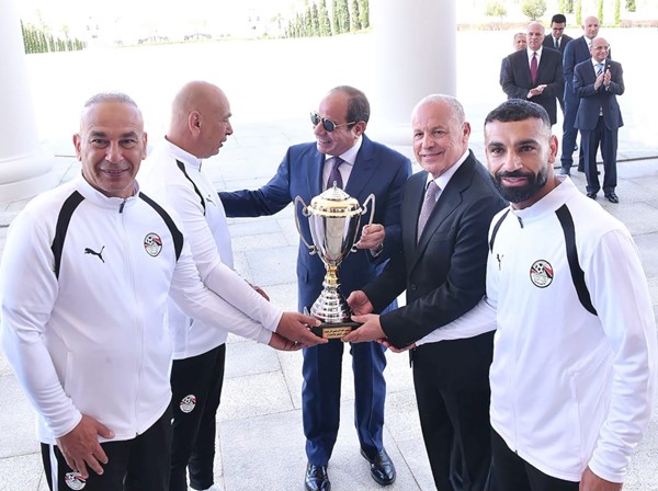  الرئيس المصري عبدالفتاح السيسي مانحا كأس الجدارة للمنتخب المصري