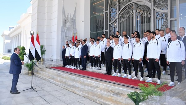  الرئيس المصري عبدالفتاح السيسي متحدثا إلى لاعبي المنتخب المصري والجهازين الفني والإداري بحضور د.مصطفى مدبولي وجوهر نبيل وم.هاني أبو ريدة