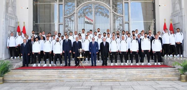  الرئيس المصري عبدالفتاح السيسي مستقبلا لاعبي المنتخب المصري والجهازين الفني والإداري بحضور رئيس مجلس الوزراء د.مصطفى مدبولي ووزير الشباب والرياضة جوهر نبيل ورئيس الاتحاد المصري لكرة القدم م.هاني أبو ريدة