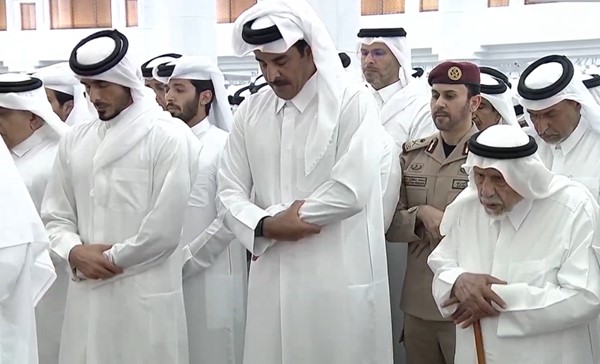 أمير قطر يتقدم مشيعي المغفور له بإذن الله الأمير الوالد الشيخ حمد بن خليفة آل ثاني