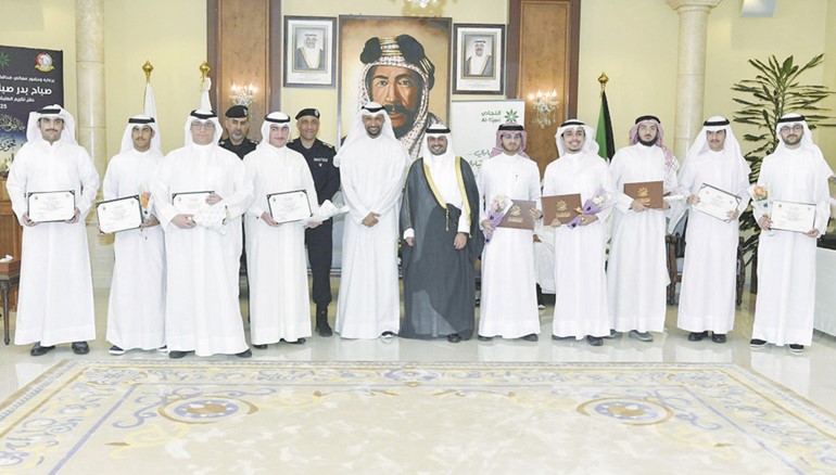 محافظ مبارك الكبير ومحافظ حولي بالتكليف الشيخ صباح بدر السالم ووكيل وزارة التربية د.خالد الرشيد متوسطين الطلبة الفائقين